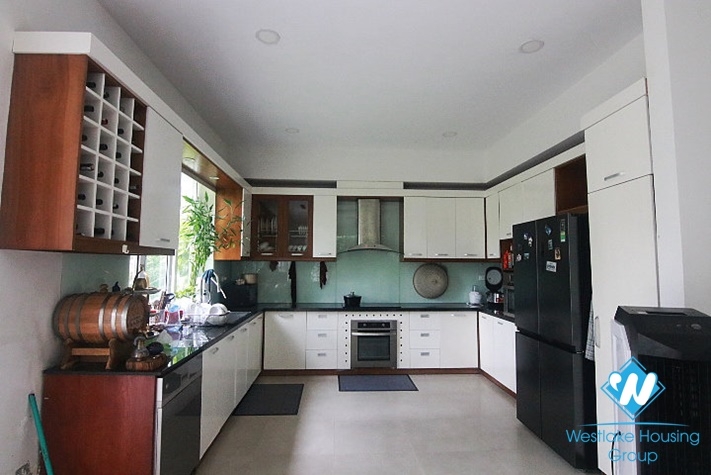 Garden house with 5 bedrooms overlooking the lake and park with a large living room in block T